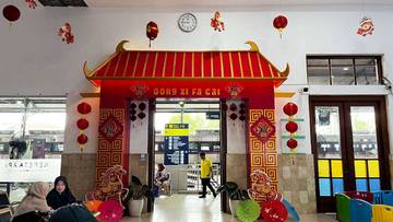Sambut Imlek 2577, KAI Daop 7 Madiun Hadirkan Ornamen Tematik dan Photobooth Kuda Api