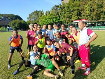Tim Embun Pagi FC Bermain Bola dengan Gubernur Sulsel