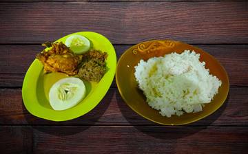 Bebek Goreng Bu Sutami khas Surabaya Favorit Warga Makassar