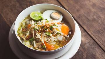 Soto Ayam Makassar: Hangatnya Rasa, Dalamnya Tradisi