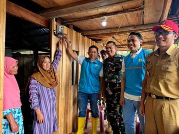 Kampung Menra Mulai Menikmati Listrik 24 Jam