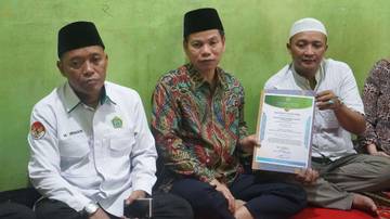 Direktur Pelayanan Haji Serahkan Sertifikat Badal dan Santunan 