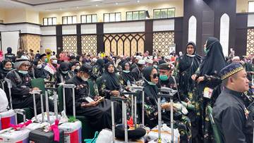 Jemaah Haji Wajo Curi Perhatian Saat Tiba di Makassar