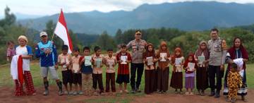 Polres Maros Sambangi Sekolah Terpencil Tompobulu