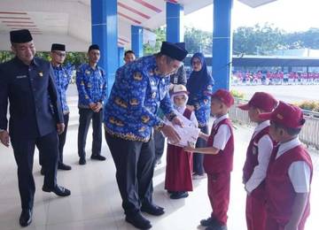 Seragam Gratis Dibagikan, Warga Harap UMKM Dilibatkan