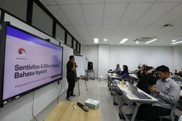 Pelatihan Pelayanan Prima dan Bahasa  di Poltekpar Makassar