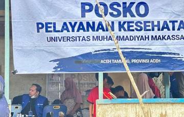 EMT Unismuh Makassar Layani Pengungsi Desa Serba