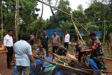 TNI–Polri Musnahkan Arena Sabung Ayam di Tanralili
