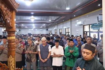 Polrestabes Makassar Gelar Sholat Ghaib Untuk Korban Pesawat ATR 