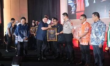 WR II UMI Makassar Terima Anugerah Intelektual Humanis
