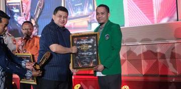 Dekan FK UMI Makassar Raih Anugerah Kepedulian Medis
