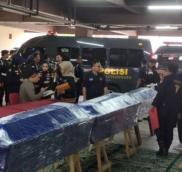 Kepolisian Kawal Jenazah Korban Pesawat ATR 42-500 Hingga Pemakaman 