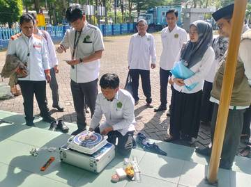 Tim Kemenag Kota Makassar Kalibrasi Arah Kiblat Masjid Al Muawanah RRI