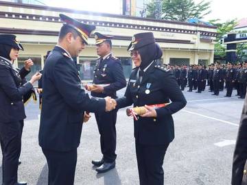 Puluhan Personil Polrestabes Makassar Mendapat Tanda Kehormatan Satyalencana