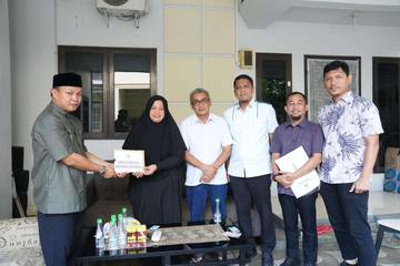 Gubernur Sulsel Serahkan Santunan bagi Keluarga Farhan