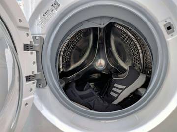 Musim Hujan, Ini Cara Efektif Mengeringkan Sepatu