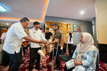Sekda Sulsel Serahkan Bantuan Alat Bantu bagi Penyandang Disabilitas