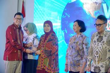 Aliyah Mustika Terima Penghargaan WLA Extravaganza BPOM RI