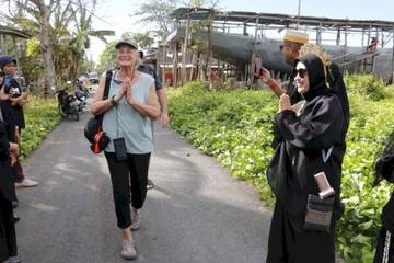 Wisatawan MV Coral Geographer Berlabuh di Tana Beru