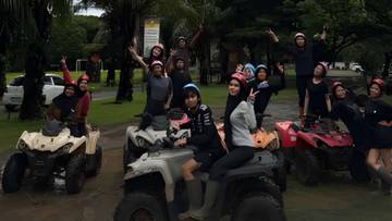 Menikmati Atraksi ATV di Pantai Akkarena Makassar