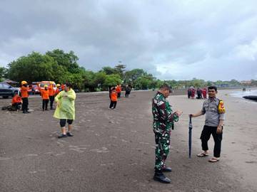 Polsek Tamalate Evakuasi Korban Tenggelam di Pantai Bosowa