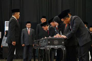 Kakanwil Lantik dan Ambil Sumpah Anggota MPDN Sejumlah Daerah