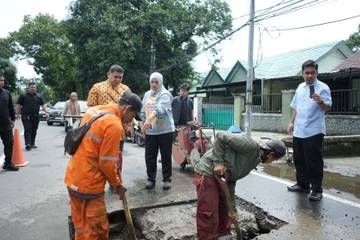 Respon Keluhan Warga, Munafri Tinjau dan Perbaiki Jalan Garuda