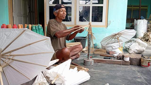 Kisah Perajin Payung Kertas Asal Kota Blitar