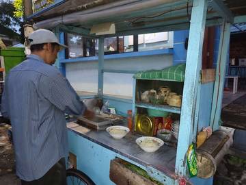 Pangsit Mie Gerobak Biru Cak Mus : Kuliner Legendaris sejak 1988