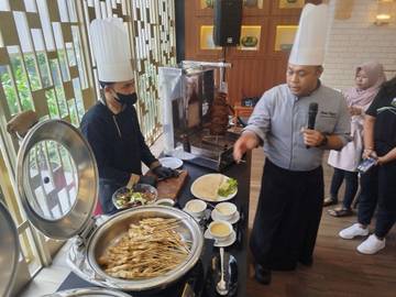 Chef Randy Unggul Praktikkan Pembuatan Menu Iftar Shawarma 
