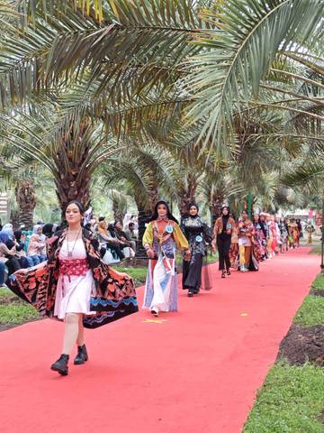 Kompetisi Fashion Show Digelar di Hamparan Pohon Kurma 