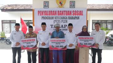 Wali Kota Pasuruan Serahkan Bansos PKH Plus untuk Lansia