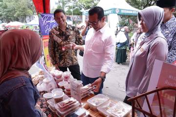 Wali Kota Batu Borong Produk UMKM di Bazar Ramadan Kareem