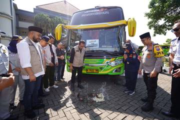Wali Kota dan Wakil Wali Kota Batu Berangkatkan Rombongan Mudik Gratis