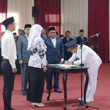 Sebanyak 24 PNS fungsional resmi dilantik di Gedung Gradika