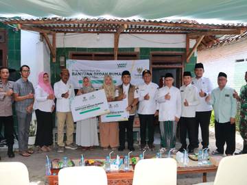 Wali Kota Pasuruan Serahkan Bantuan Bedah Rumah