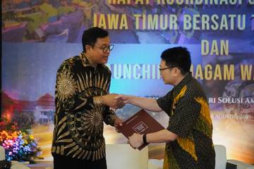 DJP Serahkan Piagam kepada 20 Wajib Pajak Jatim