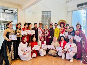 BMI Singapura Meriahkan HUT RI dengan Fashion Budaya