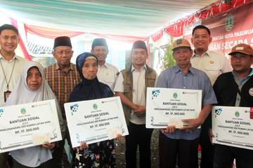 Wali Kota Pasuruan Secara Simbolis Serahkan Bantuan RTLH