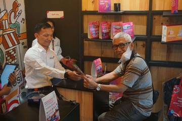 Indosat Region Jatim Beri Hadiah Spesial Harpelnas 2025