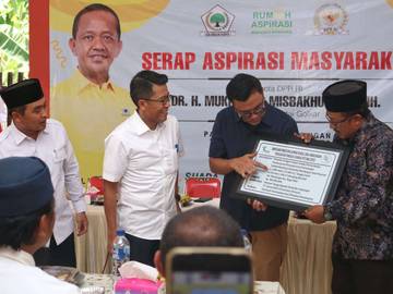 Ketua Komisi XI DPR Salurkan Bantuan Tanggul Petung
