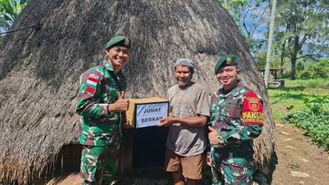 Satgas Pamtas Gelar Jumat Berkah di Desa Eban