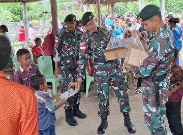 Satgas Pamtas Yonarhanud 2 Kostrad Bagikan Buku Rohani