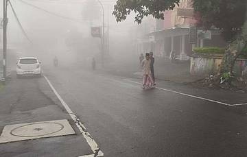 Syahdu, Pagi Hari di Kota Batu Diselimuti Kabut