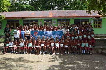 Ratusan Alat Tulis Dibagikan untuk Anak Perbatasan 
