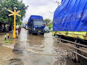Banjir Meluas, KAI Daop 7 Sampaikan Permohonan Maaf 