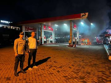 Polres Malang Evakuasi Mobil Terbakar Saat Isi BBM