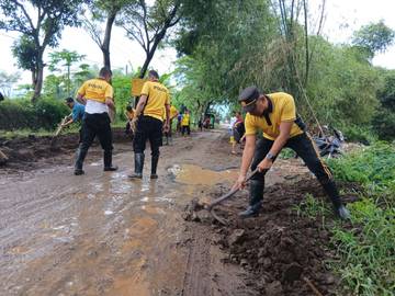 POLRI dan Warga Bersihkan Sisa Banjir Winongan