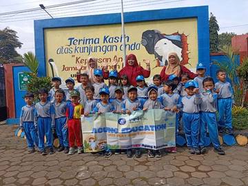 Siswa TK Al Amin 01 Belajar Dunia Peternakan