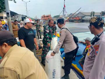 Tanggul Jebol, Polres Probolinggo Kota Pasang Ribuan Karung